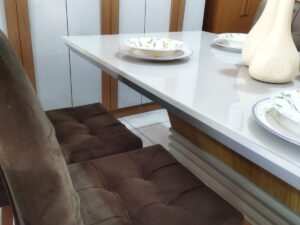 Mesa Agata 120 MDF/Vidro  c/ 4 cadeiras Sophia veludo – Rufato – 5.6 SR – 2.9 RN