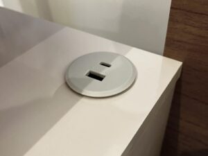 Mesa de Cabeceira Theo Com USB – 0,55×0,65M – 1G  – LD/2.92